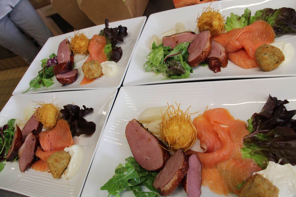 Entenbrust, Lachs, Spargel, Weißwurst-Knusperle