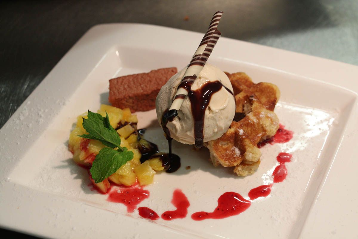 Tonkabohne-Eis auf Butterwaffel, Ananas-Coulis mit Preiselbeere
