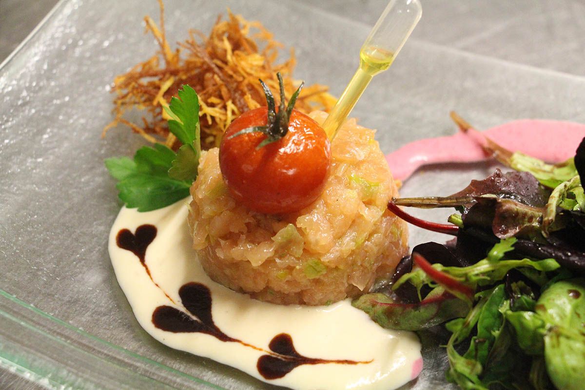 Lachs Tatar auf Forellensauce mit Limonen Öl gefüllter Pipette