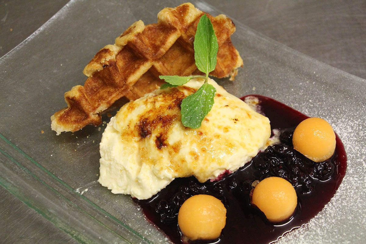 brulliertes Mousse von Frischkäse auf Waldbeeren