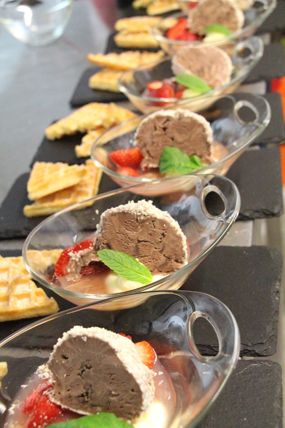 Schoggi in Schoggi auf Erdbeer-Rhabarbersalat mit Butterwaffel