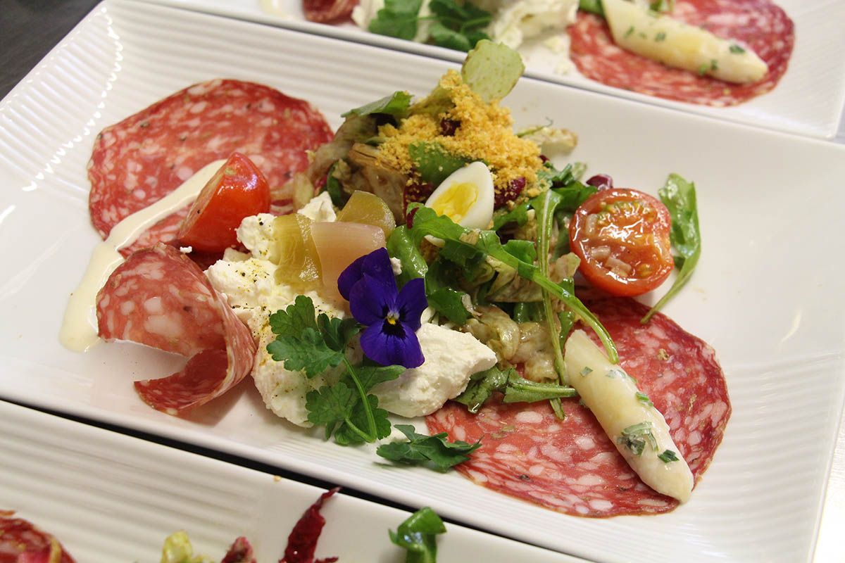 Fenchelsalami mit Zupfkäse und Wiesenkräutersalat