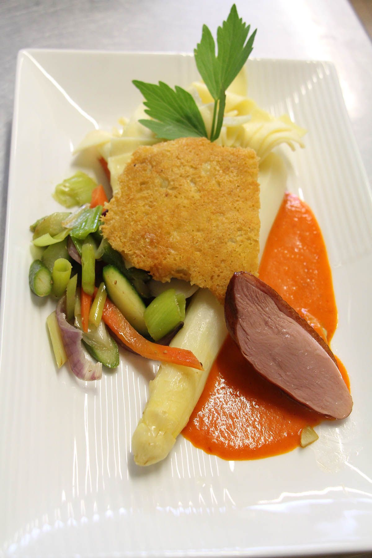 Spargelgemüse auf Pimentosauce mit Entenbrust und Piccata