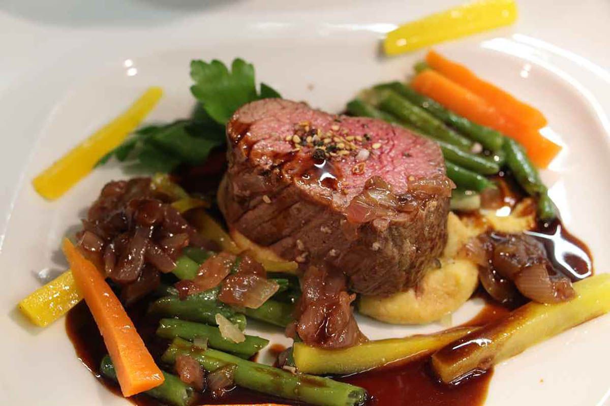 Rinderfilet am Stück gebraten auf Pfannengemüse, Jus