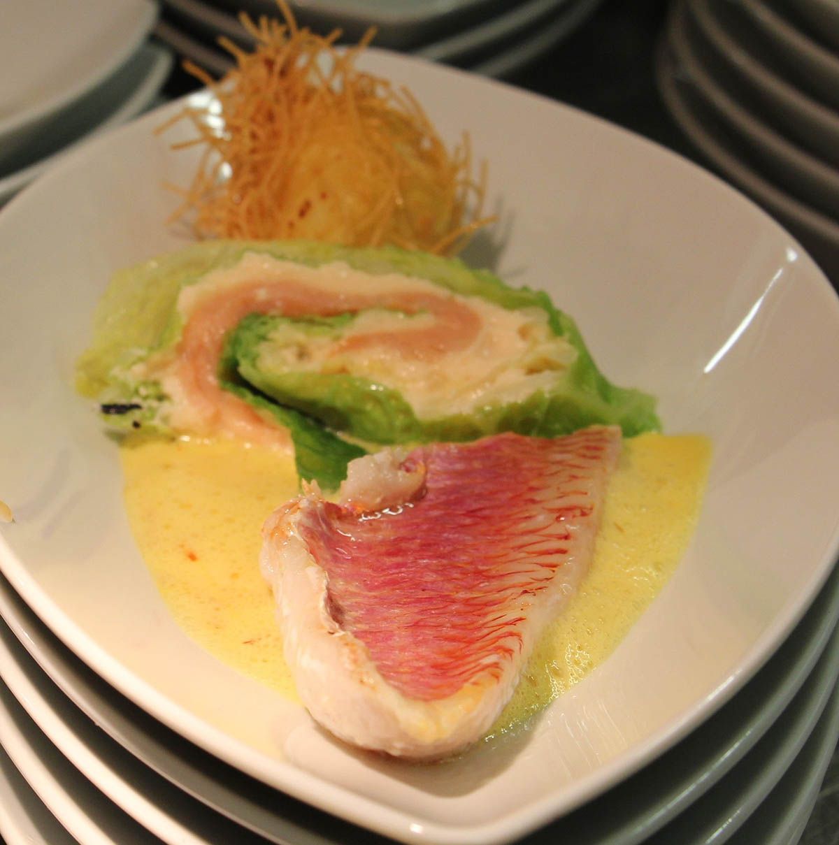 Wirsingwickel mit Lachs auf Safransauce mit Rotbarbenfilet