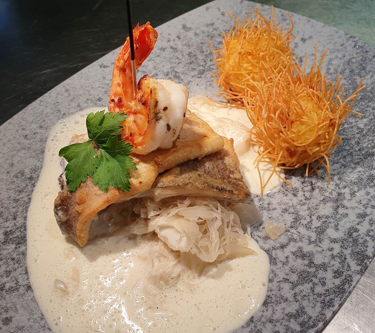 Gebratener Zander mit Gamba auf jungem Kraut
