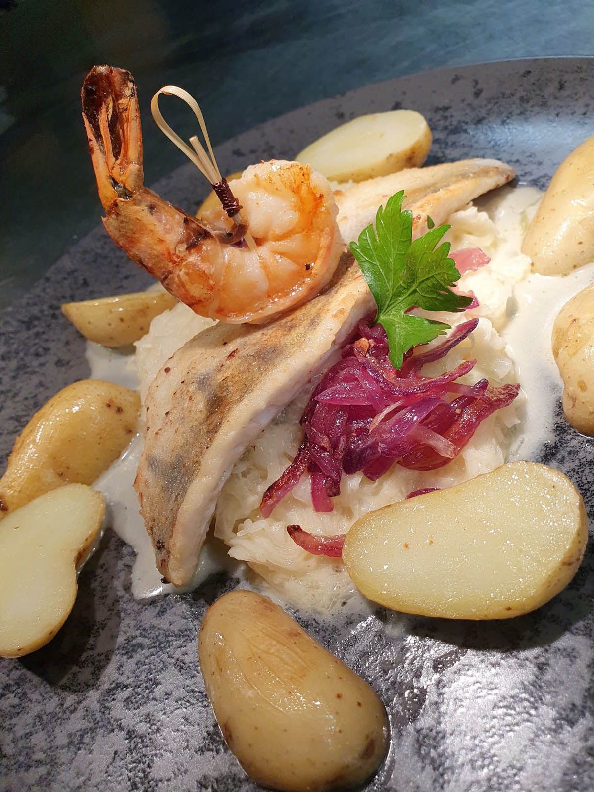 Zander auf jungem Kraut mit Karamell-Zwiebeln