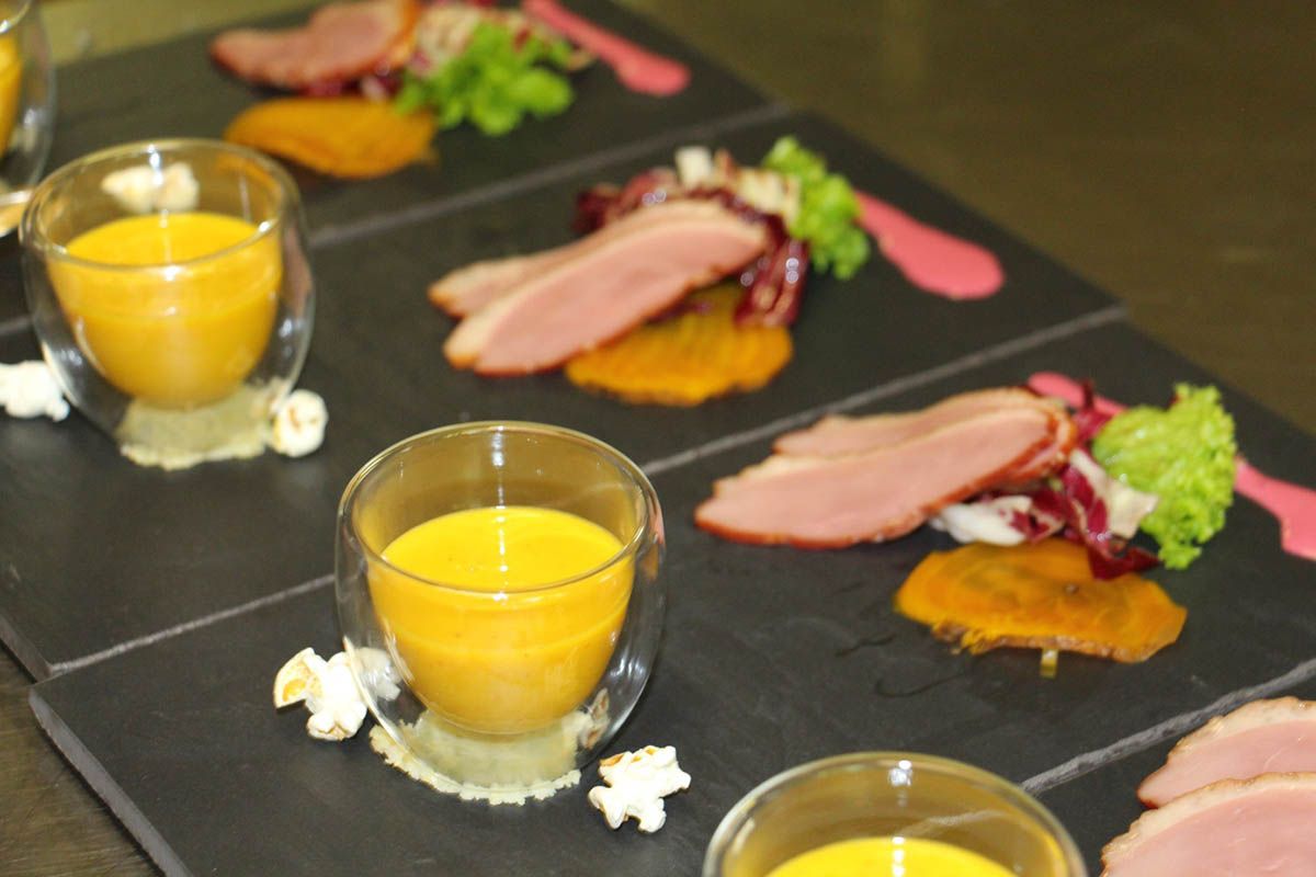 Kürbissuppe mit Popcorn und Entenbrust auf zweierlei Bete