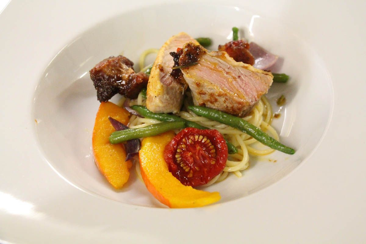 Kalbsrücken in Parmesan auf Spaghetti mit Kürbis und Bohnen