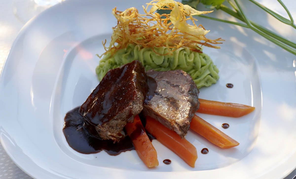 OXenbacken in einer kräftigen dunklen Sauce mit grünem
Kartoffelpüree und Kartoffelröstspaghetti.