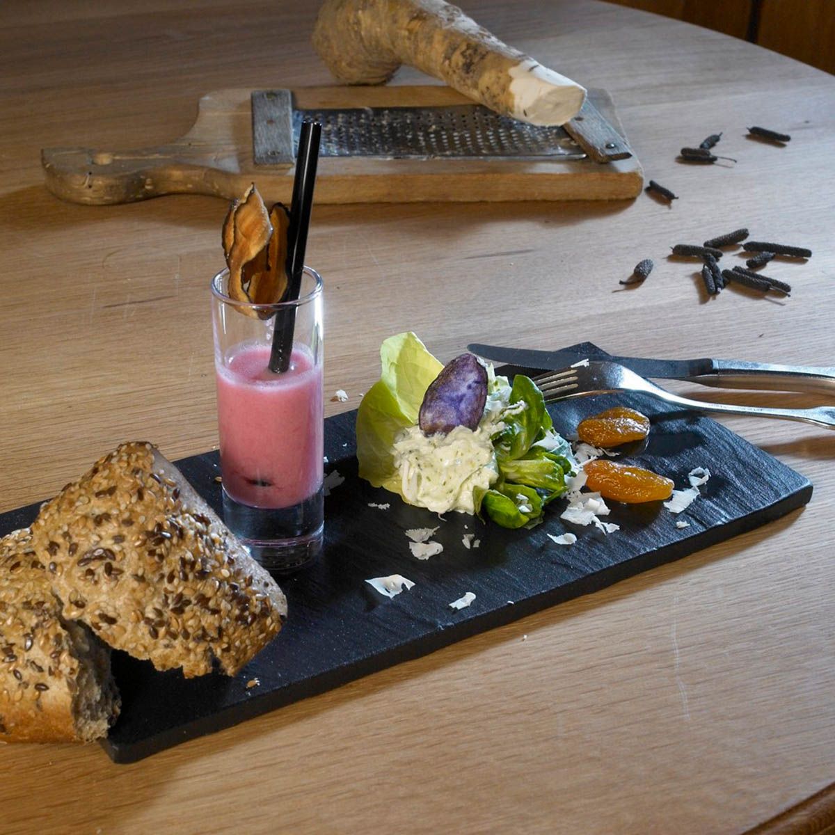 Meerrettichfrischkäse auf Körnerbrot mit Rote Bete-Trinkjoghurt