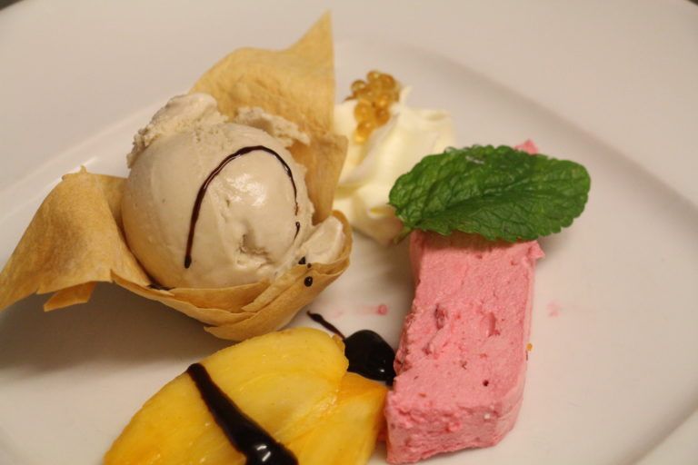 Tonkabohnen-Eis mit Marshmellow