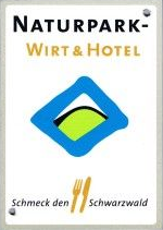 Schild für Naturpark-Wirt & Hotel mit blauem Rautenlogo und dem Schriftzug „Schmeck den Schwarzwald“