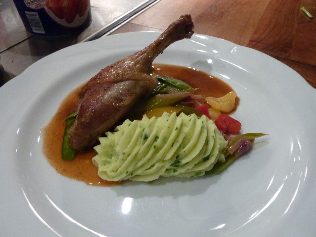 Entenkeule mit grünem Kartoffelpüree