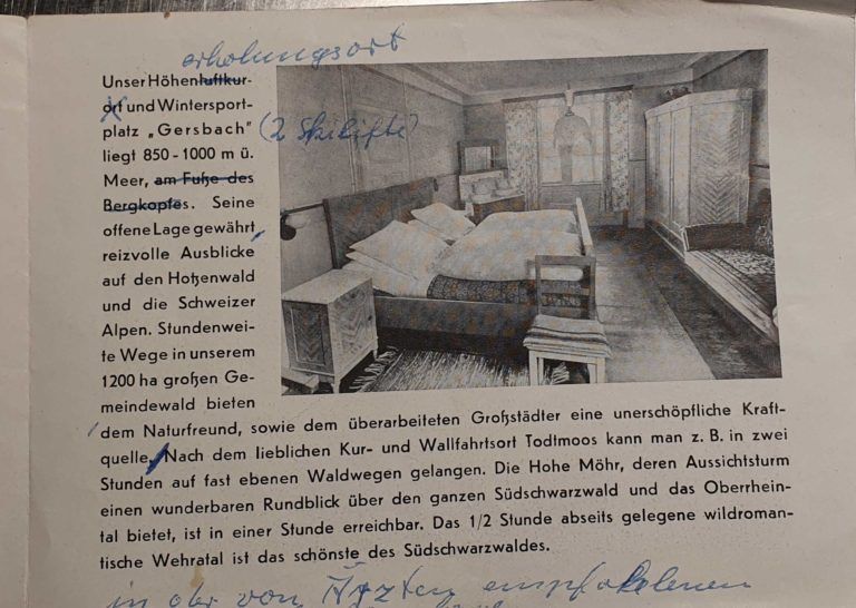 Vintage-Schwarz-Weiß-Druck einer Krankenstation mit Betten und handschriftlichem Text daneben