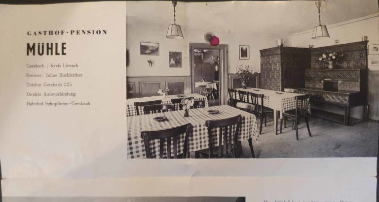 Vintage-Restaurantinterieur mit karierten Tischen, Stühlen und Hängelampen; Menütext auf der linken Seite.