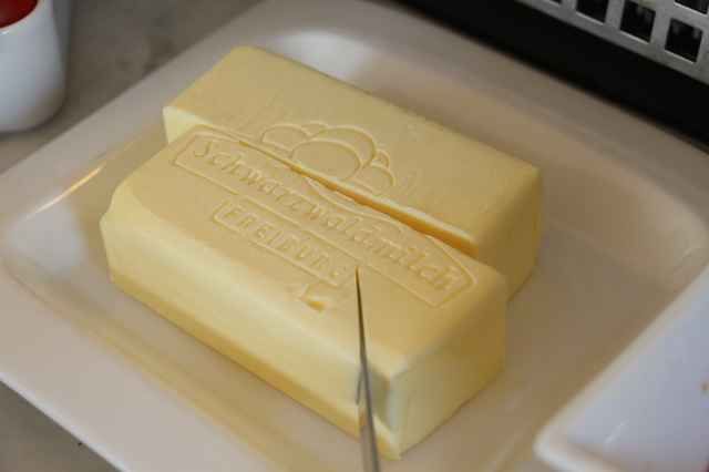 mit Butter die aus dem Schwarzwald kommt.