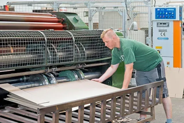 Ein Mann arbeitet an einer Maschine in der Wortmann Verpackungen GmbH & Co. KG.