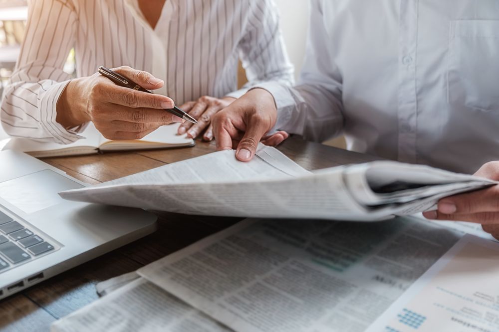 Deux personnes consultant un article