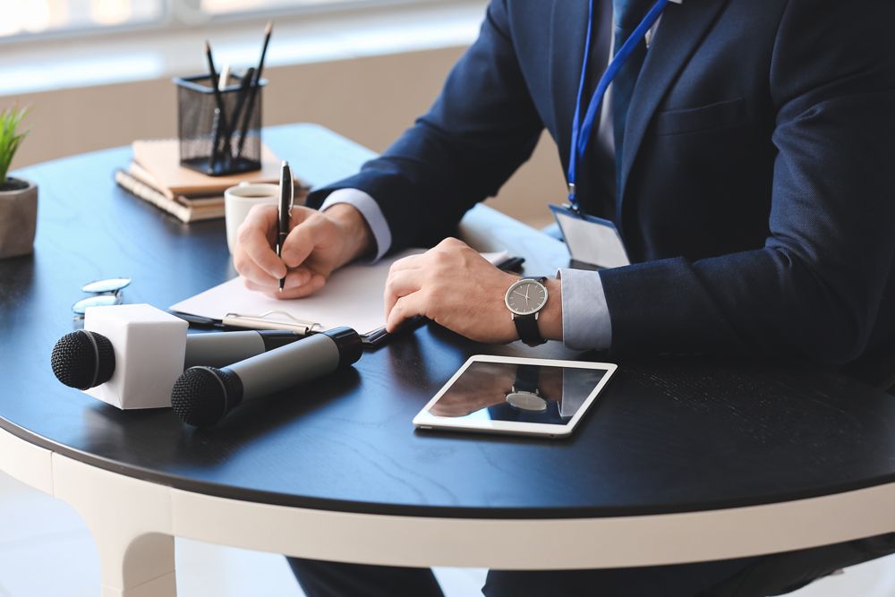 Journaliste rédigeant un article à son bureau