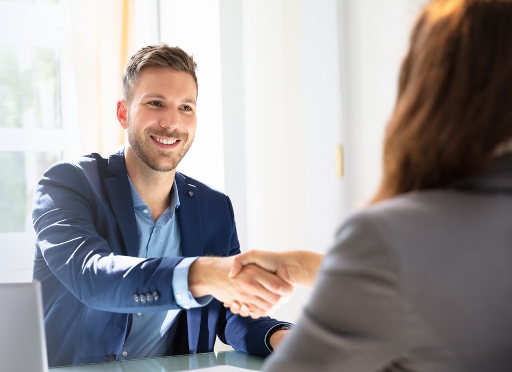 Dirigeant d'entreprise serrant la main d'une avocate
