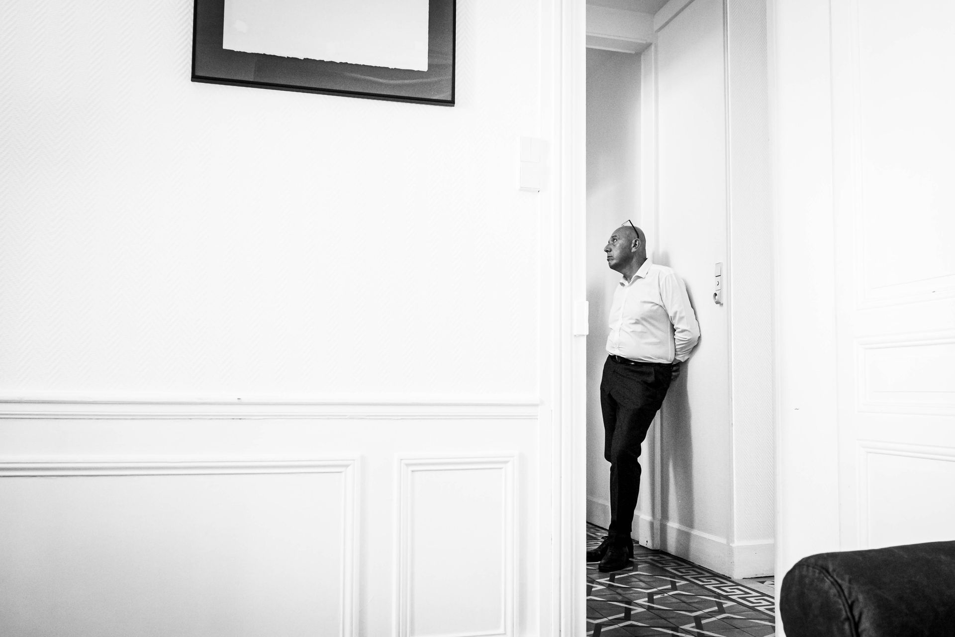 Un homme contre un mur