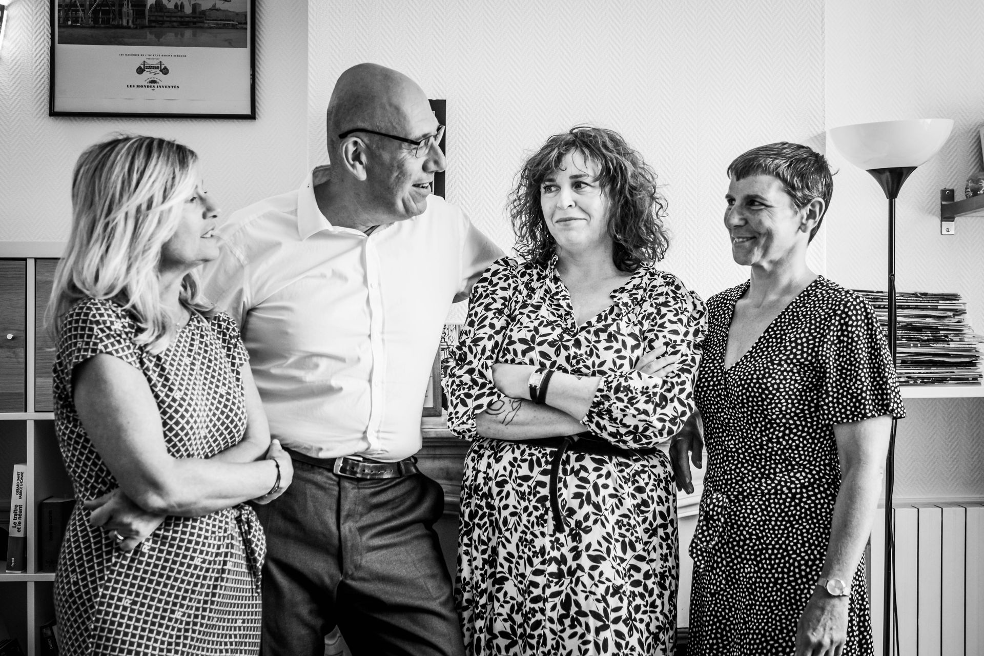 Quatre personnes qui discutent