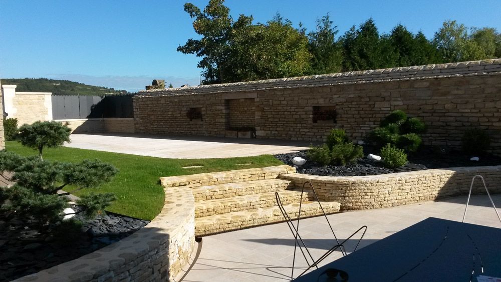 Jardin avec escaliers en pierres