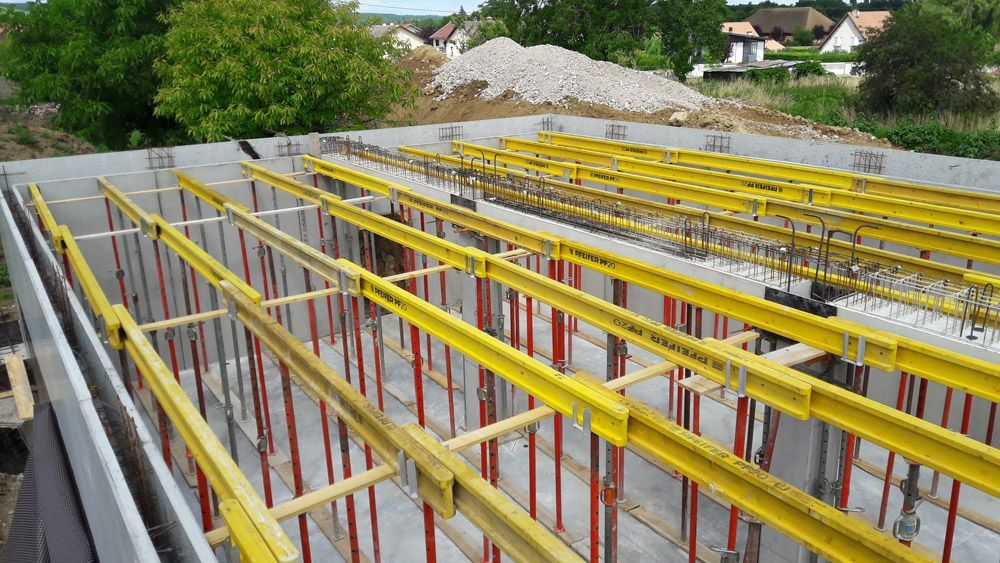 Rénovation d'un bâtiment avec des poutres jaunes