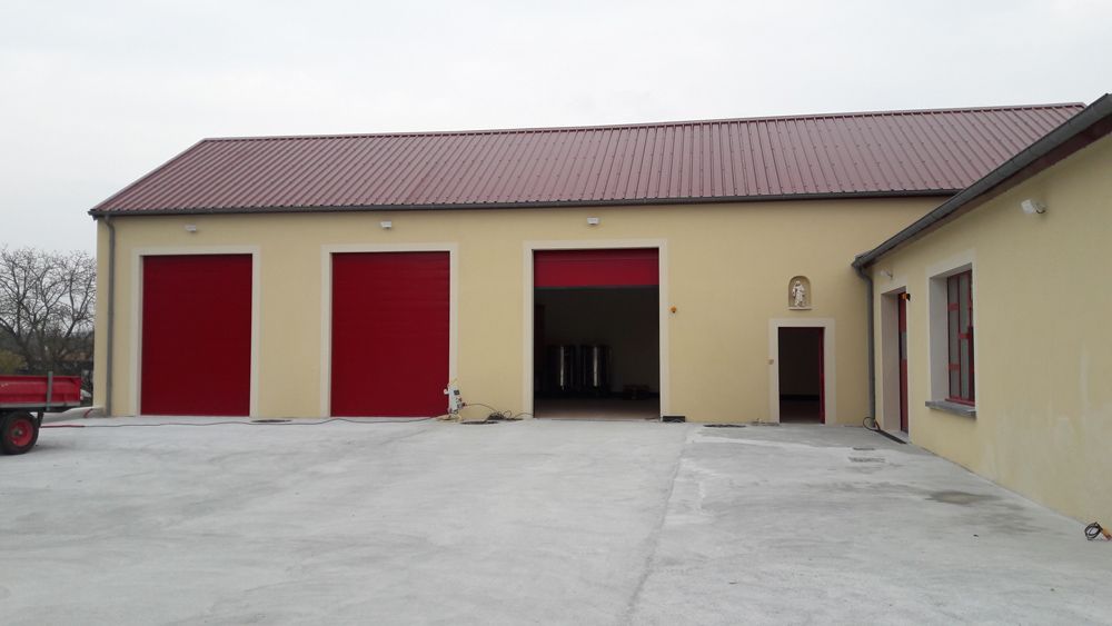 Bâtiment avec grandes portes rouges