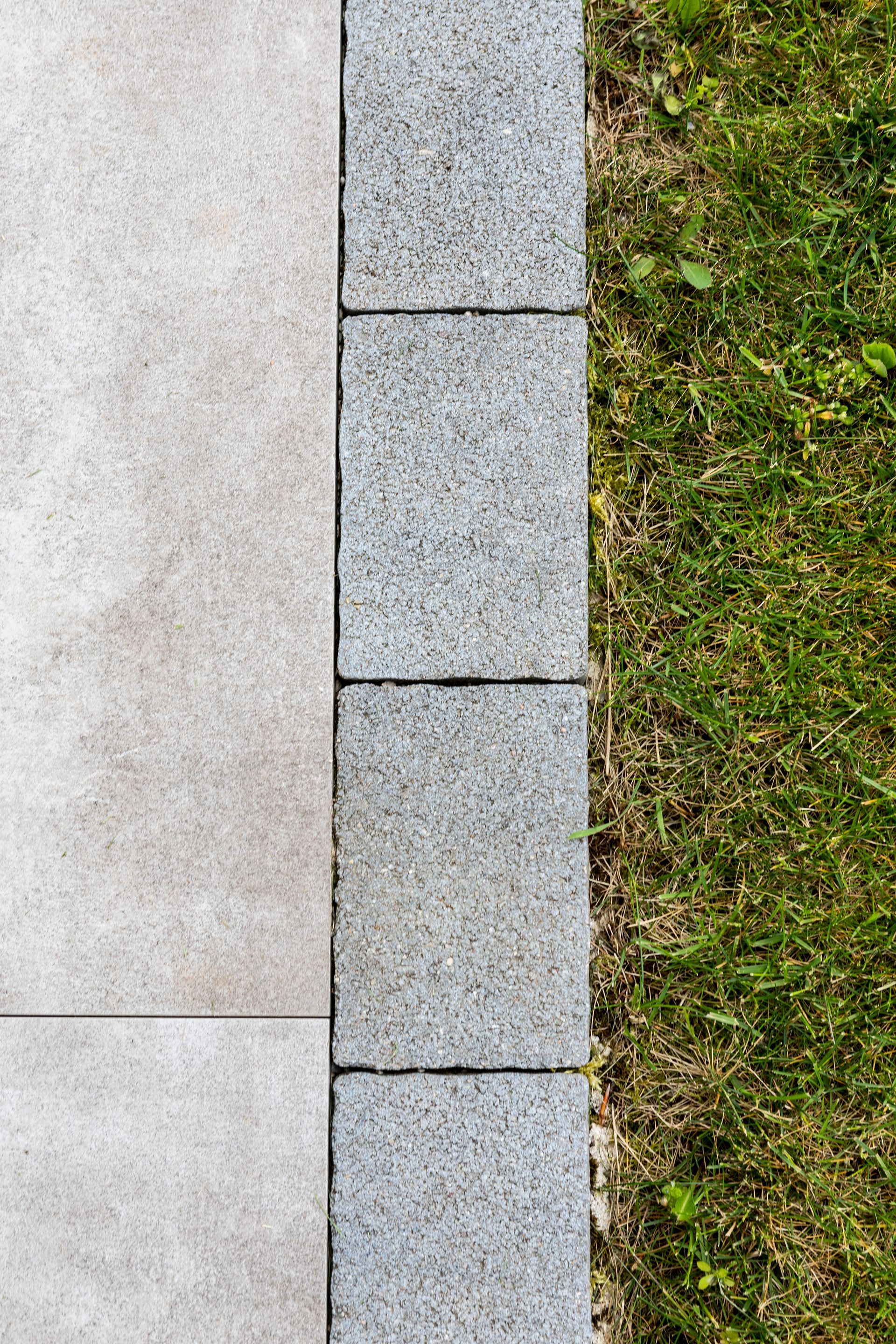 Pavés et gazon