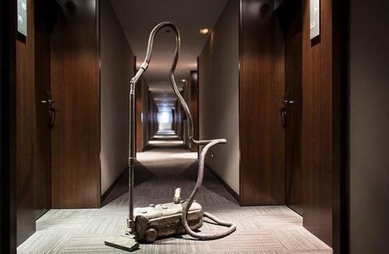 Una aspiradora está en el suelo de un pasillo.