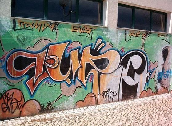 Una pared con un grafiti que dice crusp