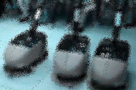 Una imagen borrosa de tres bolos sobre una mesa.