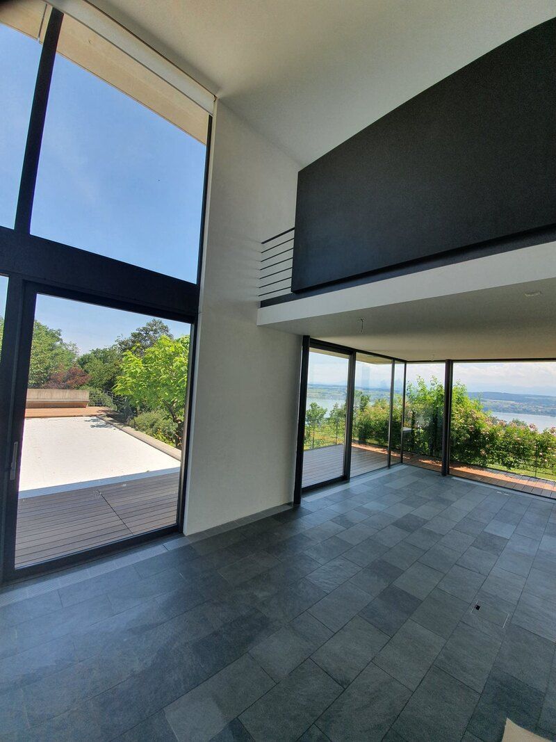 Zimmer mit bodentiefen Fenstern