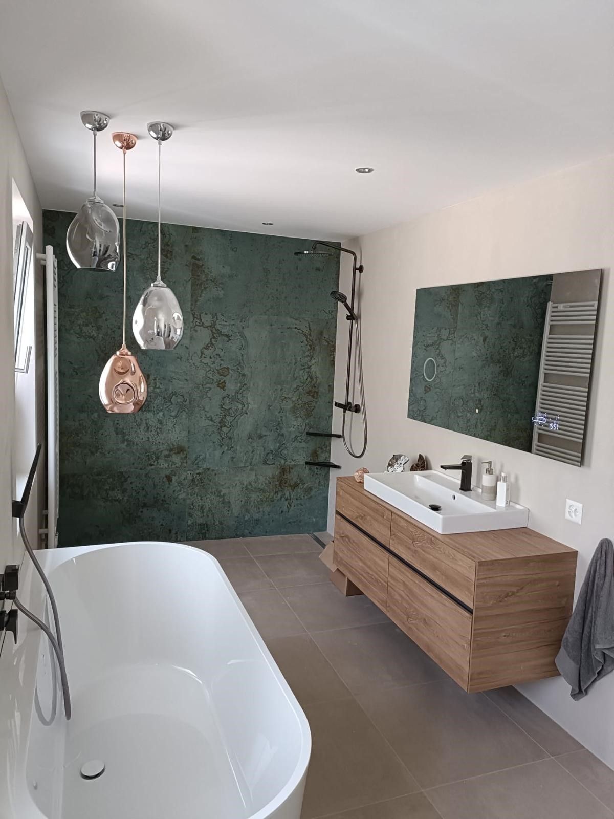 Ein Badezimmer mit Badewanne, Waschbecken, Spiegel und Dusche.