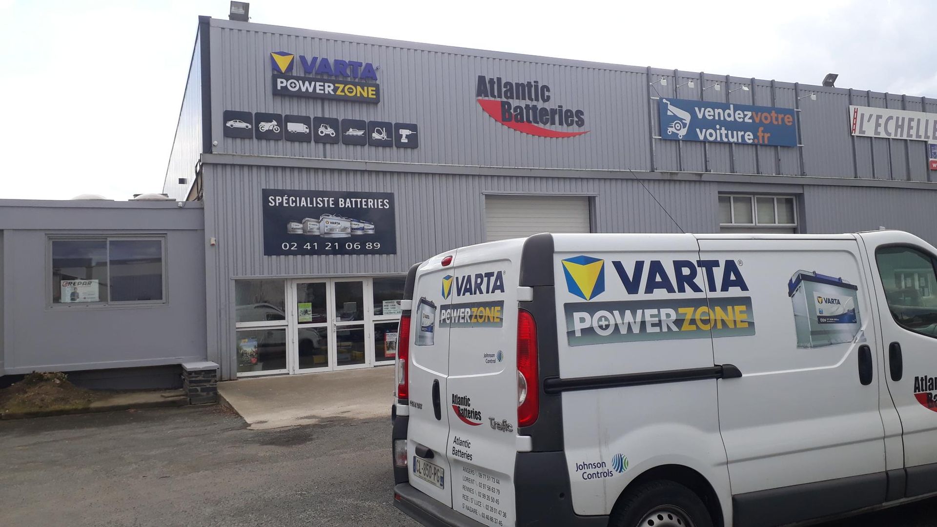 Agence Atlantic Batterie de Rezé avec une camionnette floquée Varta devant