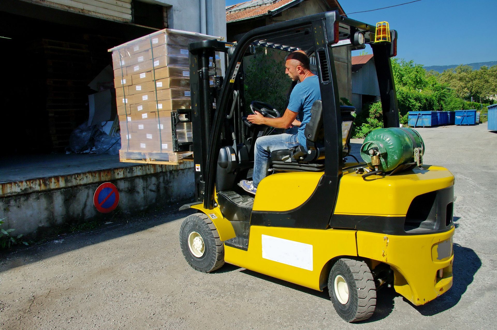Focus sur un homme qui pose une cloison en plâtre