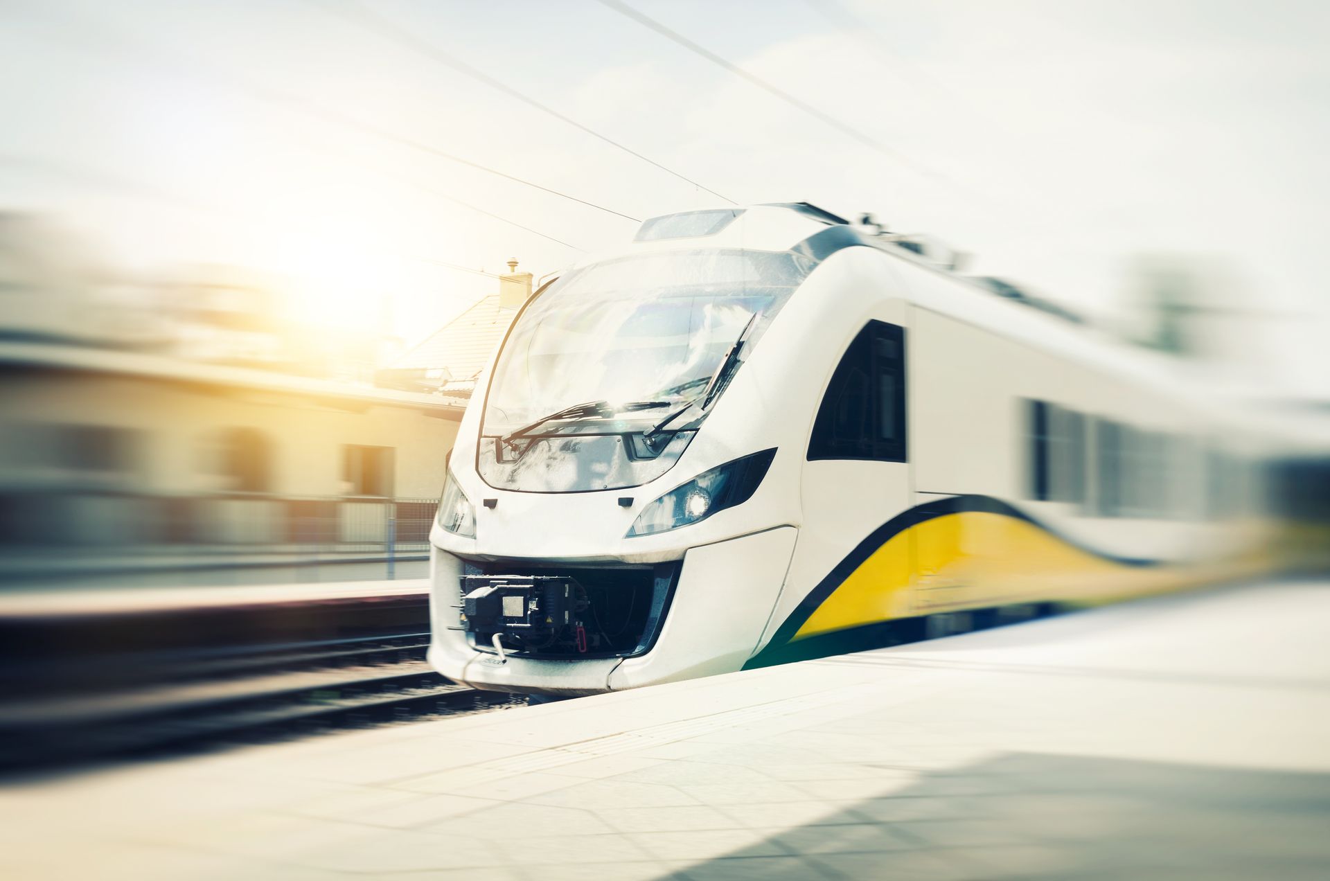 Une locomotive électrique blanche et jaune