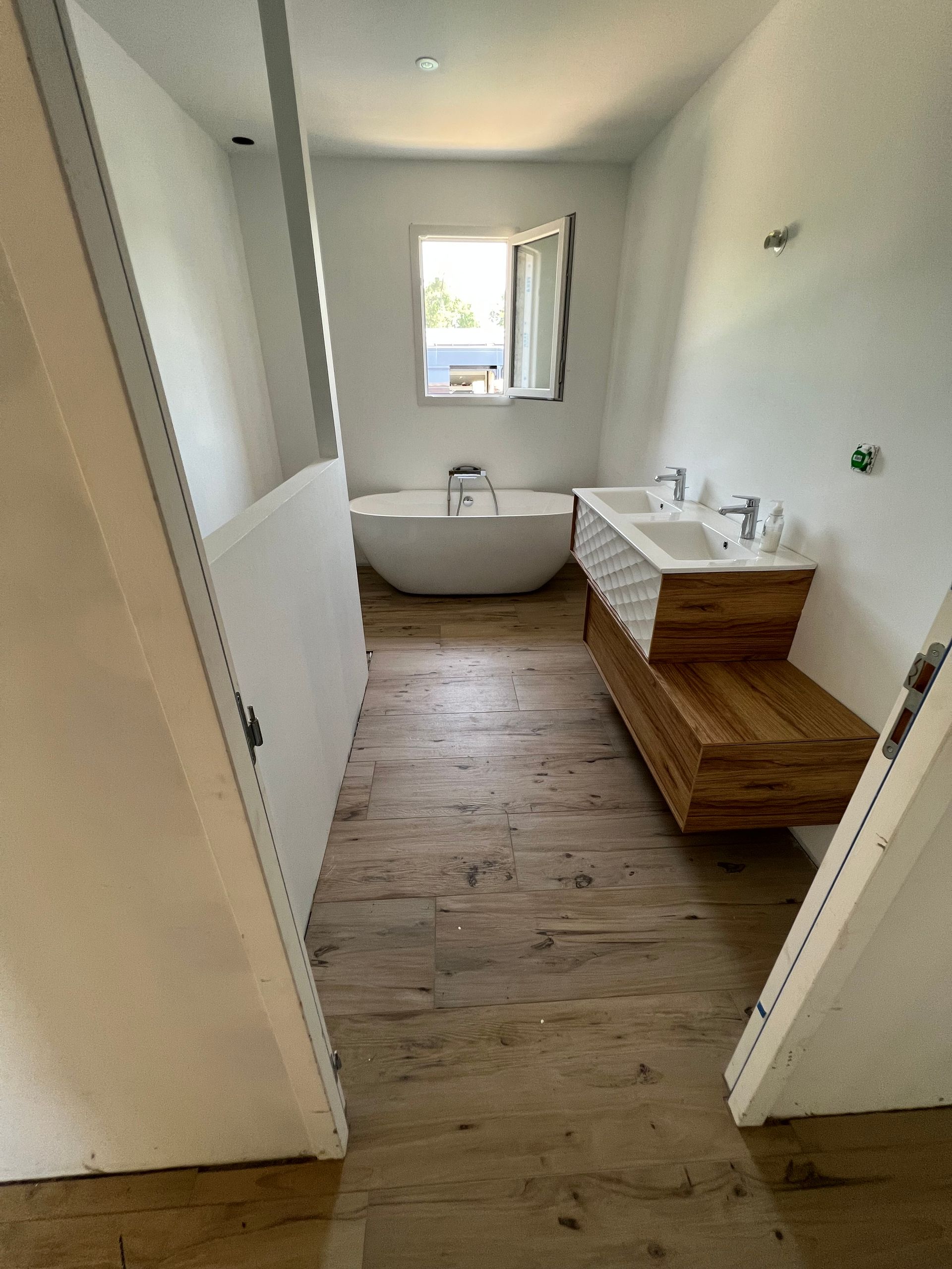 Salle de bains avec baignoire blanche