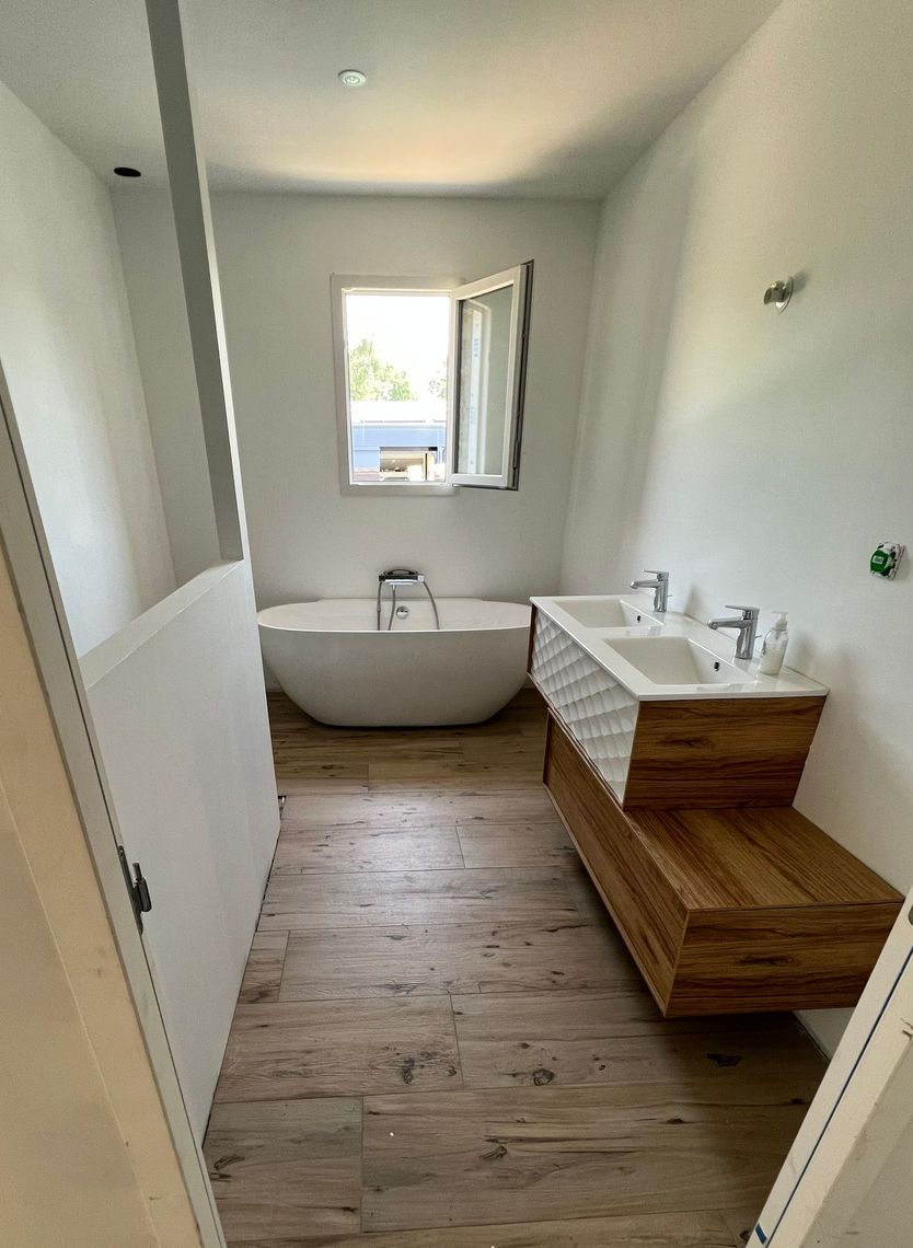 Salle de bains avec baignoire îlot