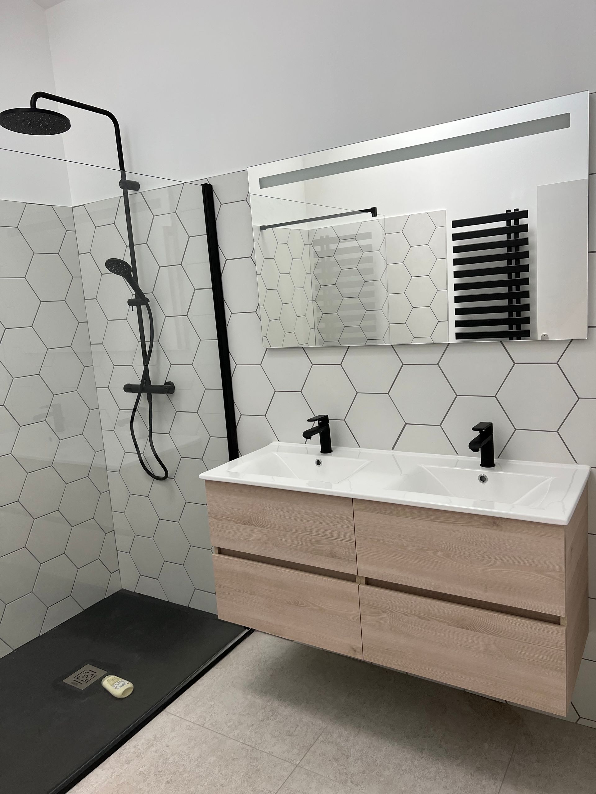 Salle de bains carrelée blanche