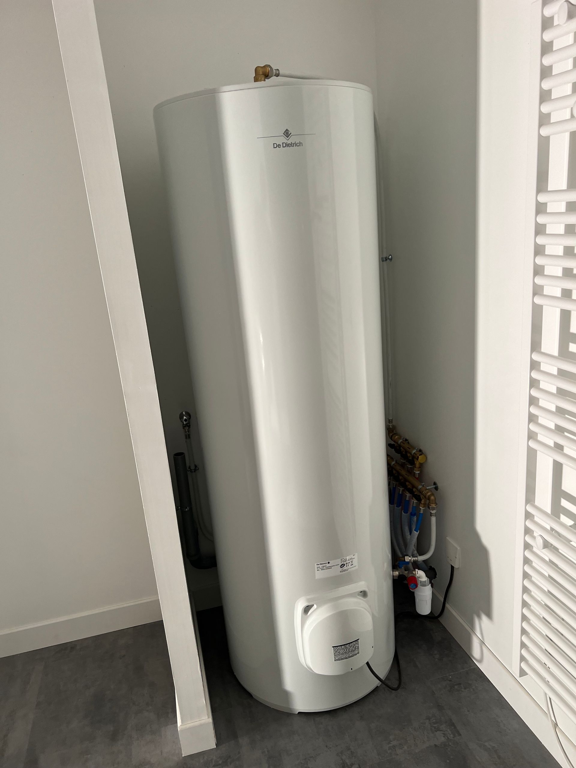 Chauffe-eau dans une salle de bains