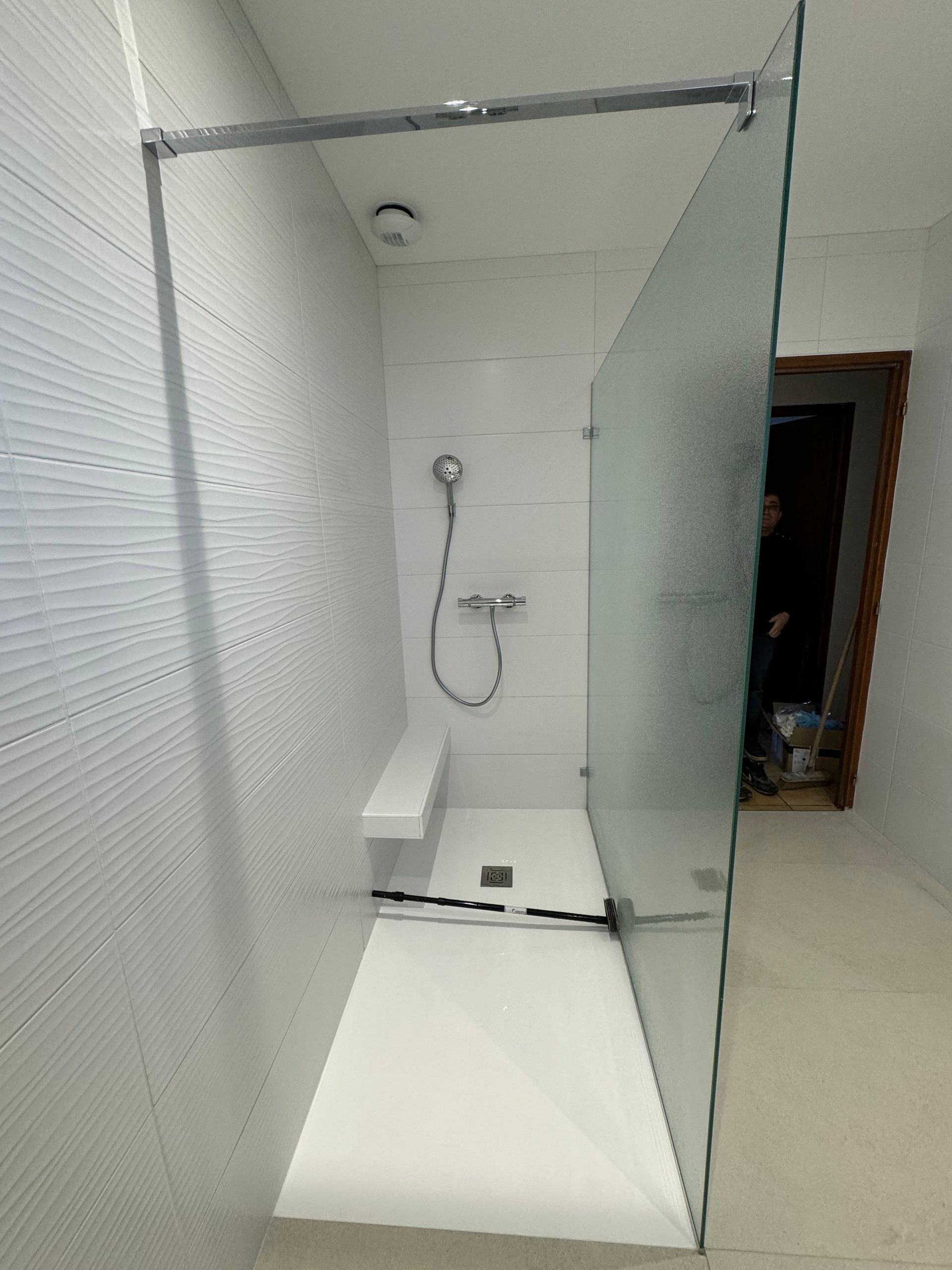 Une douche carrelée