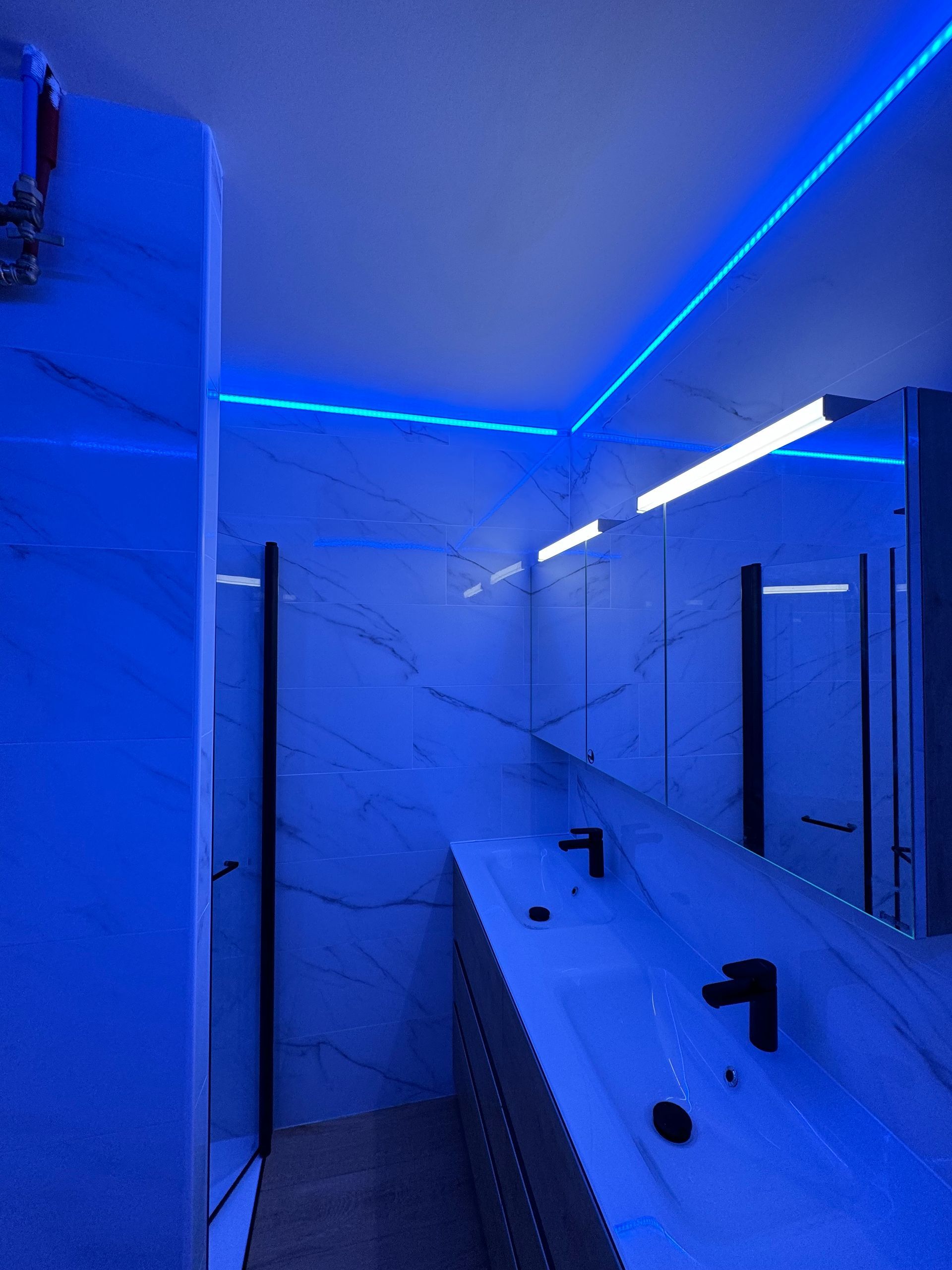 Salle de bains avec néons bleus