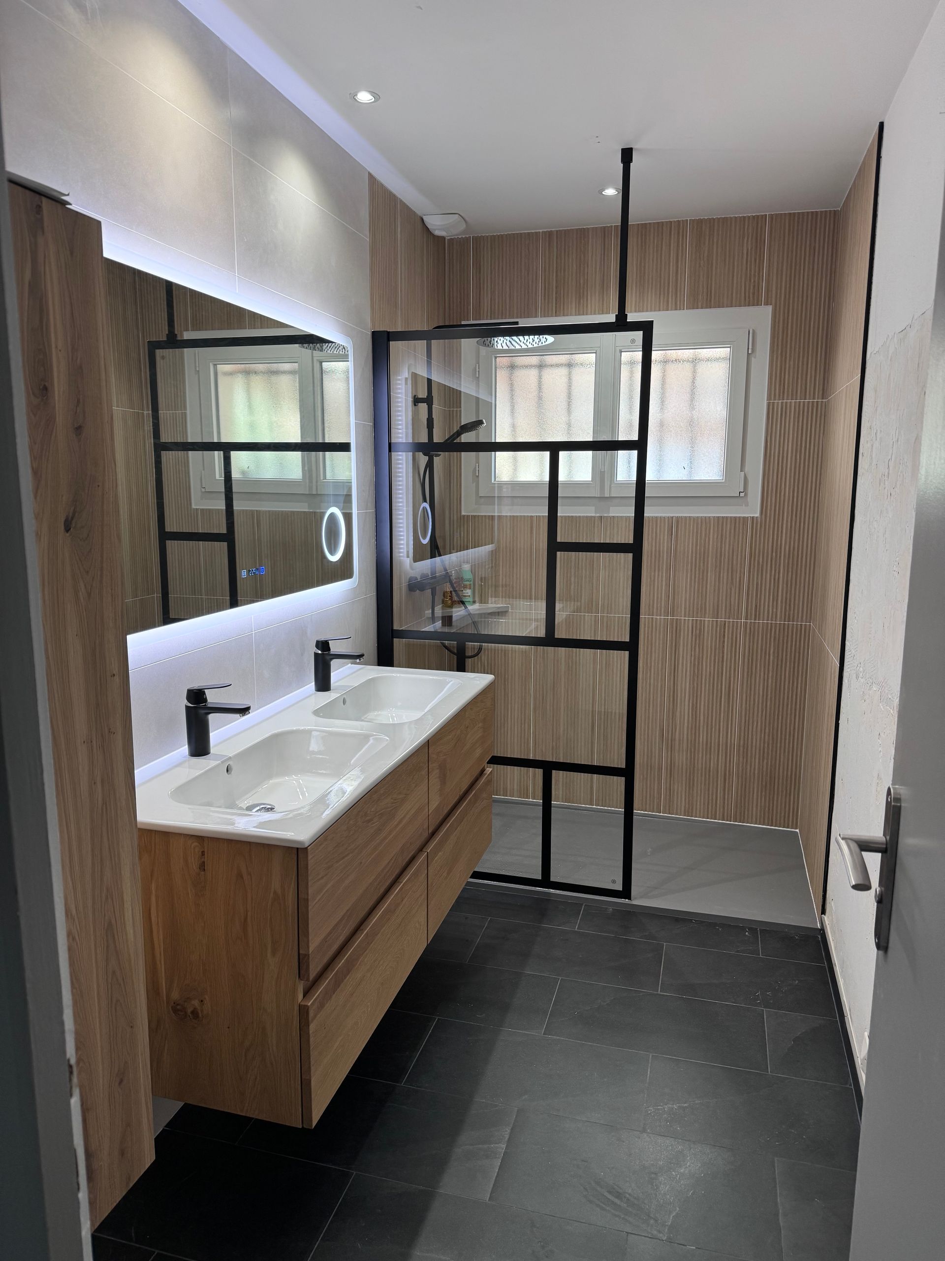 Salle de bains avec douche