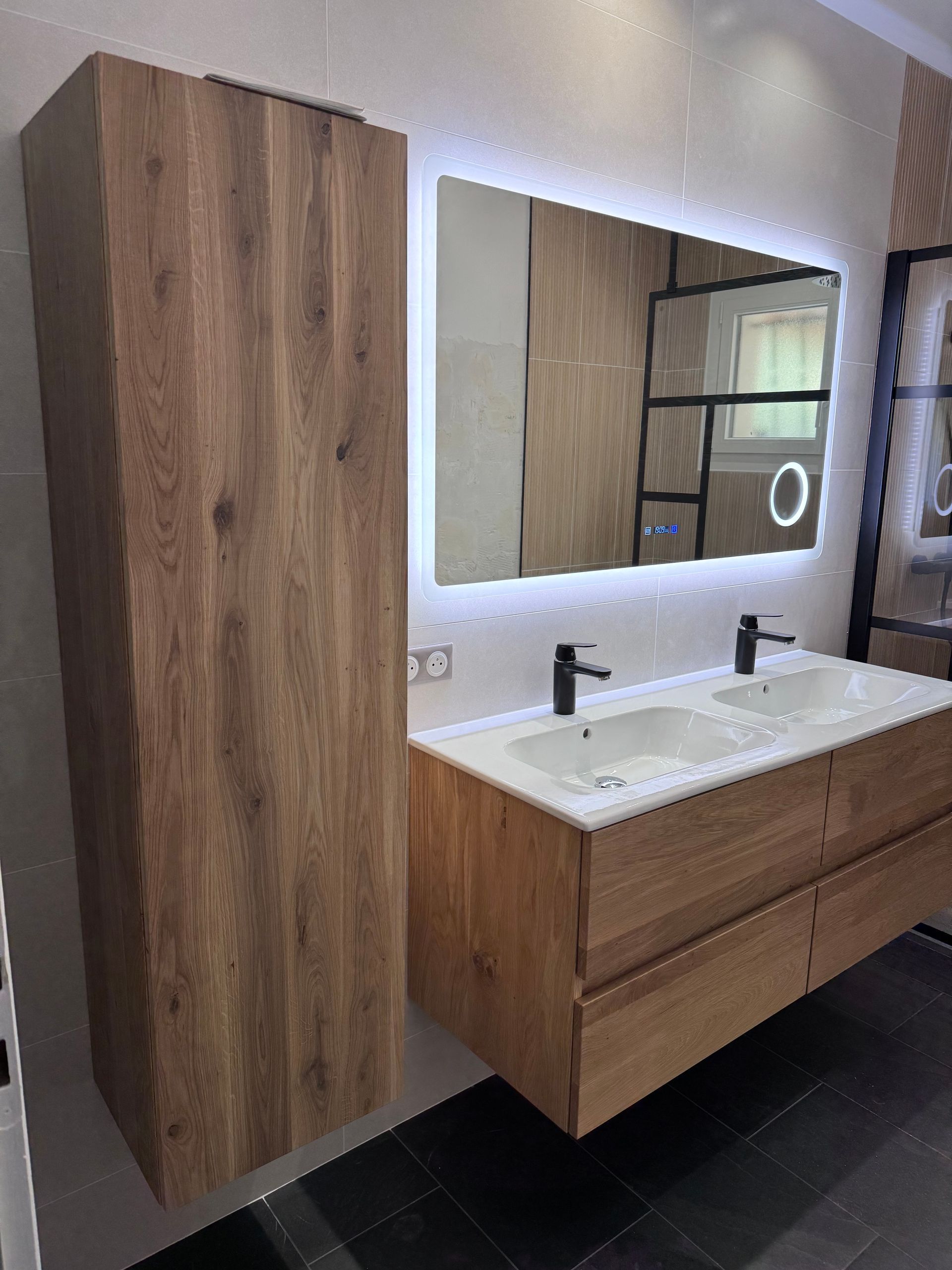 Salle de bains avec meuble double vasque en bois