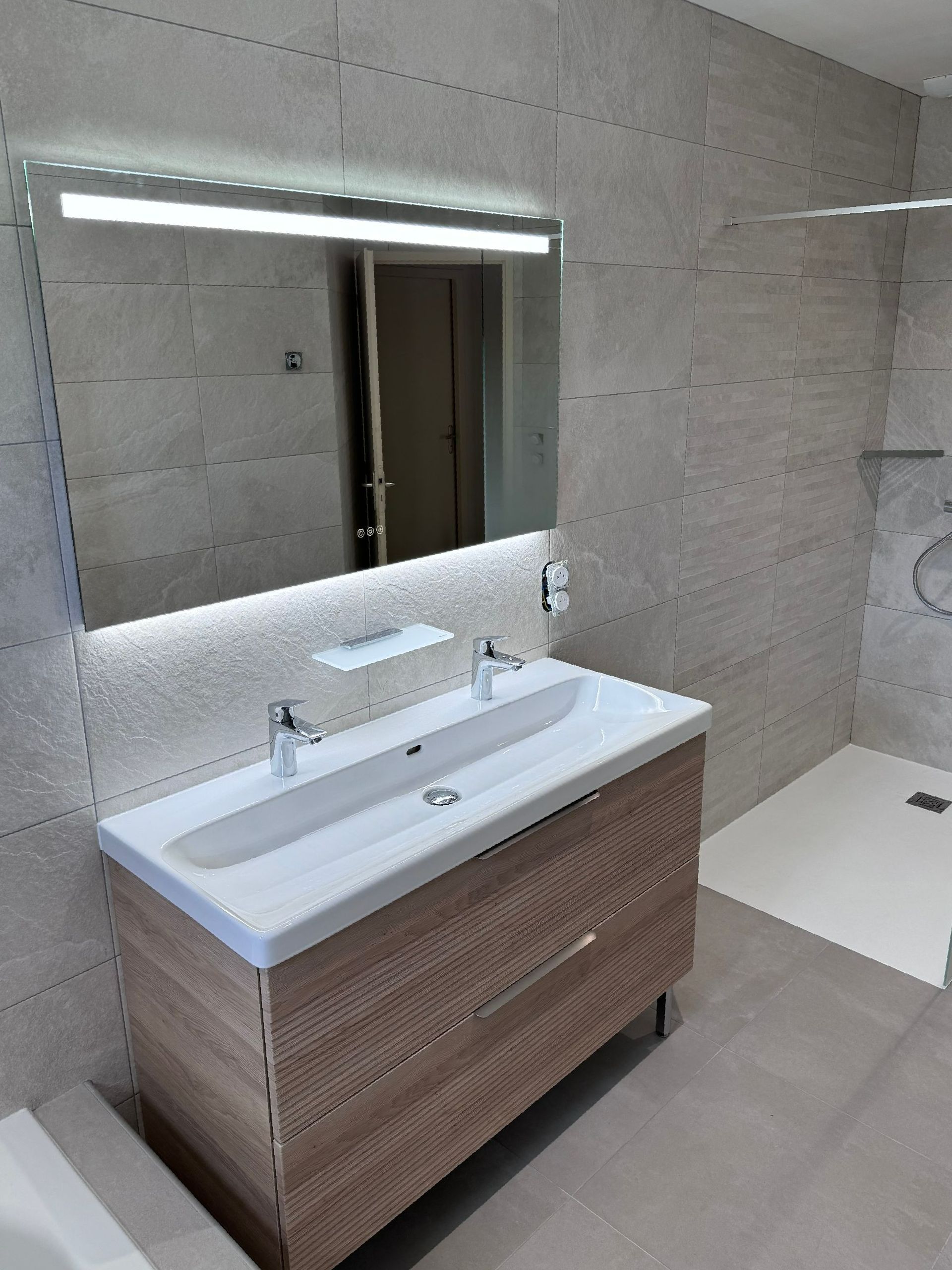 Meuble vasque dans une salle de bains blanche
