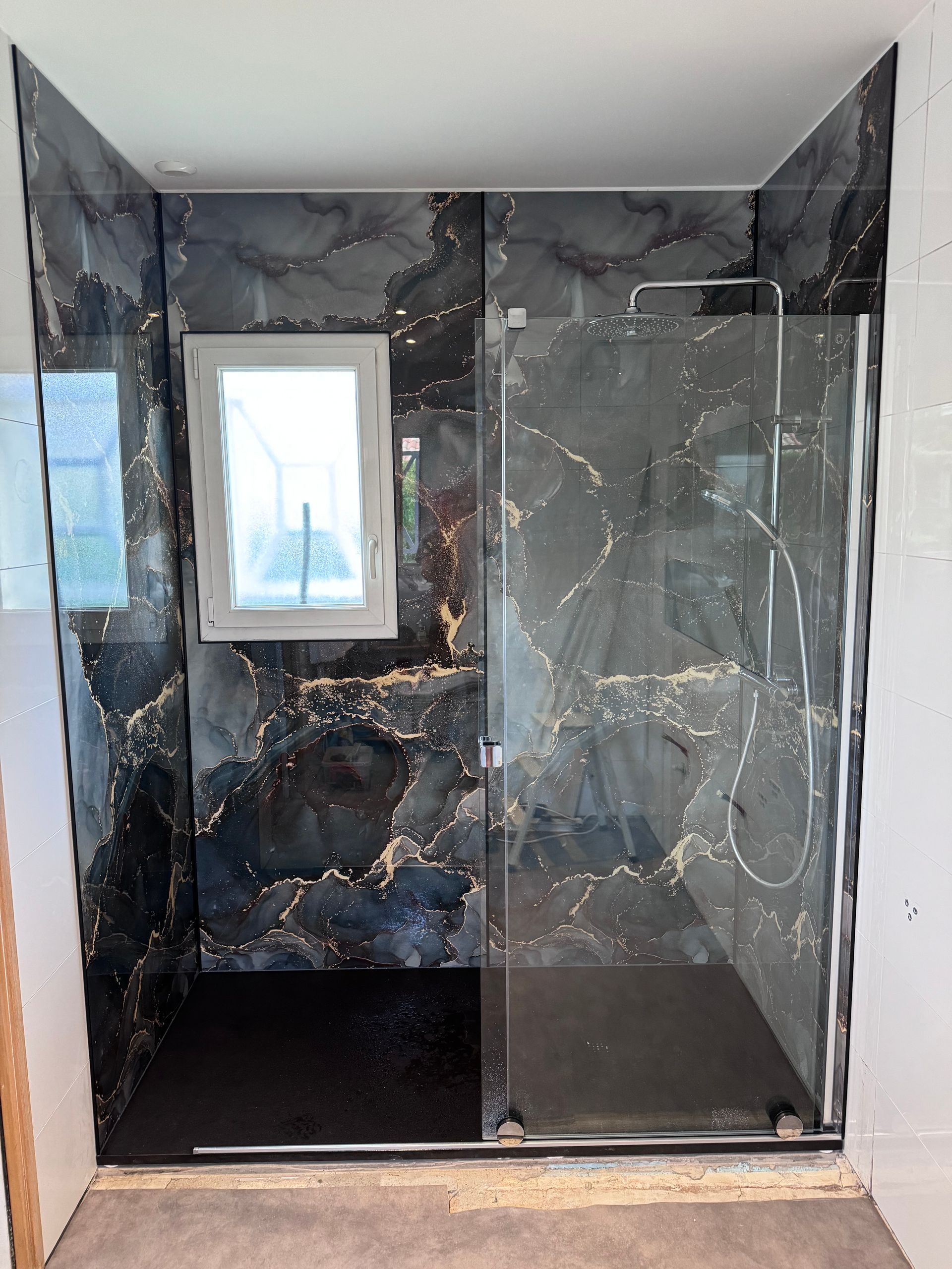 Douche avec carrelage effet marbre noir