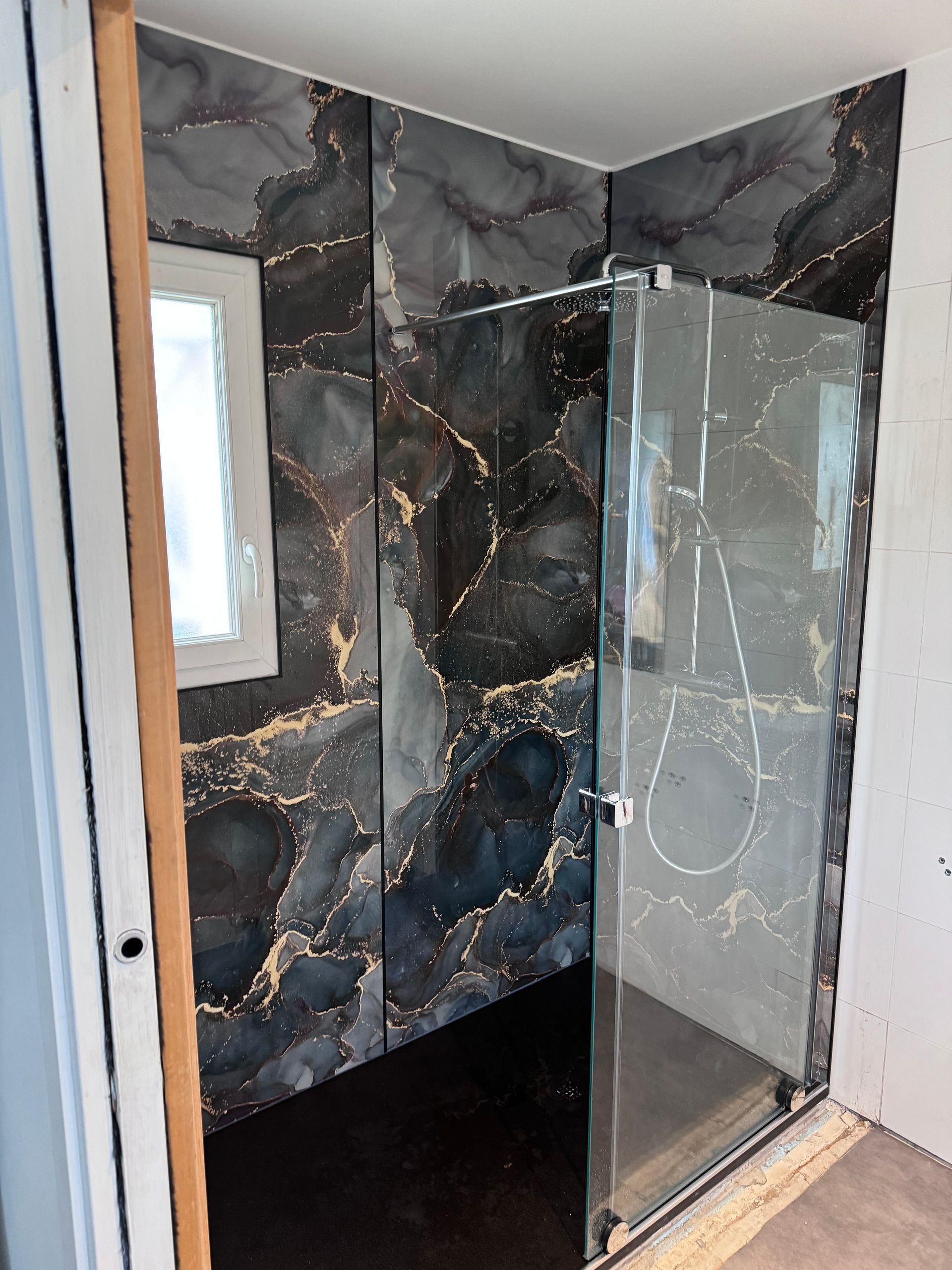 Carrelage effet marbre noir dans une salle de bains